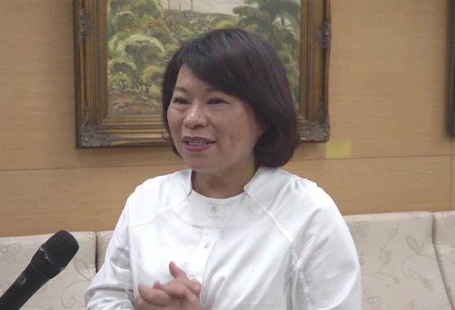 嘉义市长黄敏惠宣布接种AZ疫苗的挂号费由市府补助。（嘉义市政府提供／廖素慧嘉市传真）