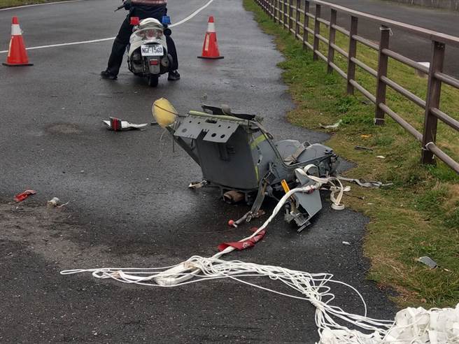 黑鹰直升机海上寻获飞官罗尚桦 吊挂送医急救殉职（警方提供／蔡旻妤翻摄）