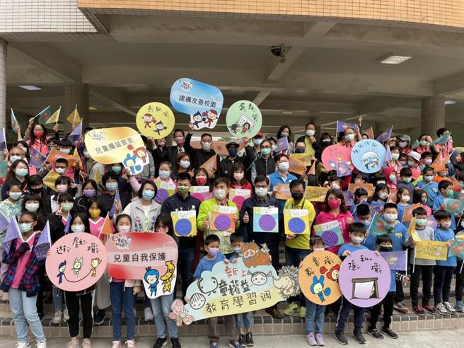 高雄新上國小為了給學生最難忘的兒童節，校方特別舉辦1場為期長達10天的兒童節慶祝活動，一系列活動包括全校跳蚤市場、解謎尋寶等活動。（洪浩軒攝）