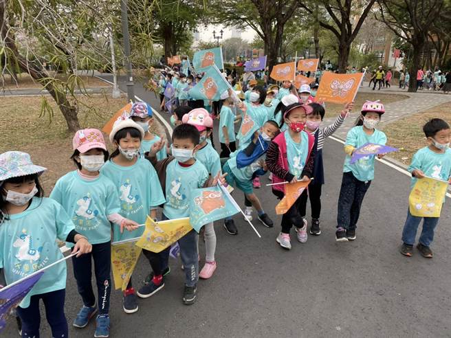 高雄新上國小為了給學生最難忘的兒童節，校方特別舉辦1場為期長達10天的兒童節慶祝活動，一系列活動包括全校跳蚤市場、解謎尋寶等活動，更在22日開幕後，帶著上千名學生到風光明媚的河堤散步健行。（洪浩軒攝）