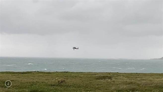 黑鹰直升机海上寻获飞官罗尚桦 吊挂送医急救殉职(翻摄画面／谢佳潾屏东传真)