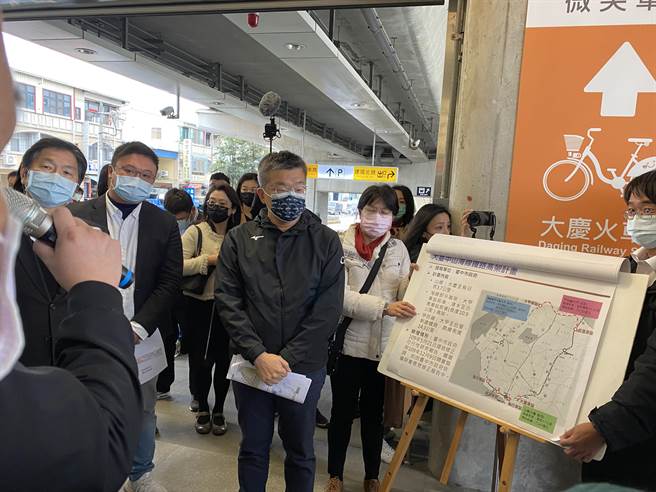 立法院交通委員會22日安排台中地區交通建設考察，立法院副院長蔡其昌也帶著大家做捷運綠線從高鐵烏日站到大慶站。（馮惠宜攝）