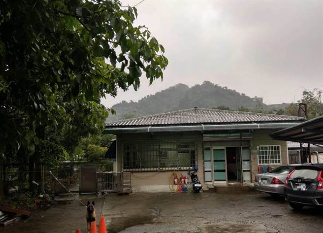 表哥见表弟情绪激动，拿出折迭小刀攻击表弟，造成表弟胸口、腹部多处刀伤，目前仍在加护病房观察中。（读者提供）