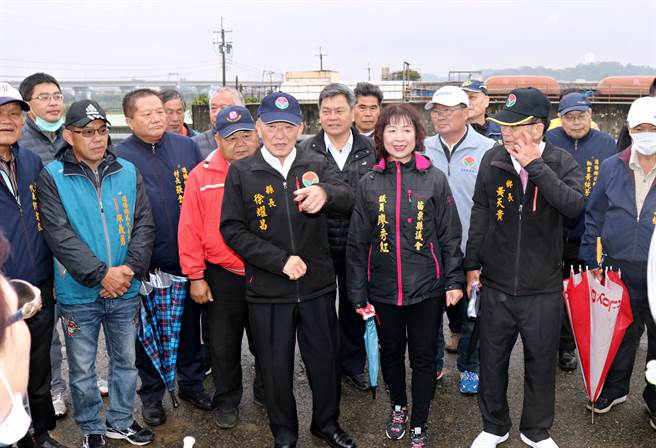 淡文湖農地重劃區部分農路出現坑洞、龜裂，苗栗縣長徐耀昌22日視察農路，應允在6月開工改善。（何冠嫻攝）