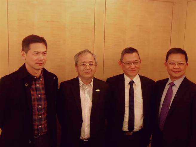 （飛捷今年受惠客戶需求回溫，營運表現可望復甦。圖為飛捷董事長林大成(左二)、總經理徐嘉宏(左一)、卓君弘(右二)，以及副總經理許芳誠。圖／陳昱光）