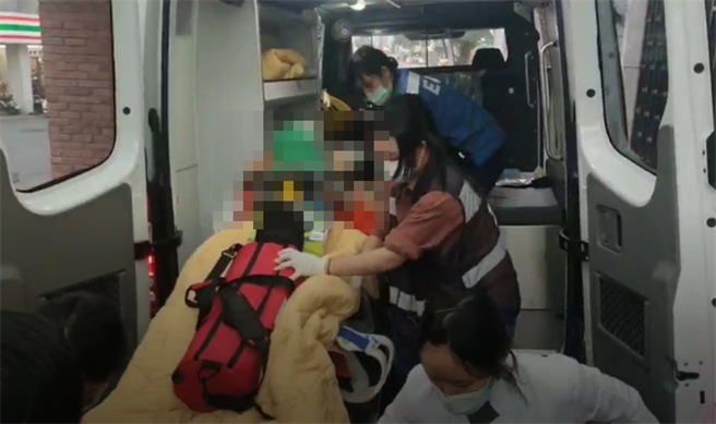 黑鹰直升机海上寻获飞官罗尚桦  吊挂送台东马偕急救不治。(中天新闻提供)