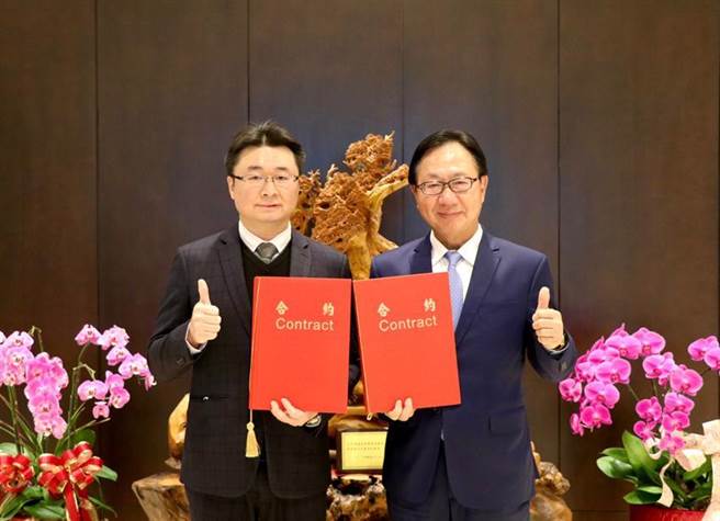 华南银行统筹主办远信国际资融公司新臺币11.1亿元联贷案，由远信国际资融董事长沈文斌(左)、华南银行总经理张振芳(右)完成签约仪式。（图／华南银行提供） 