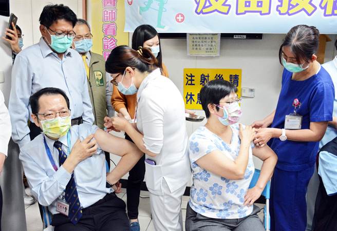 新冠疫苗启动接种，屏基院长余广亮（前排左）带头施打，强调一切没有问题。（林和生摄）