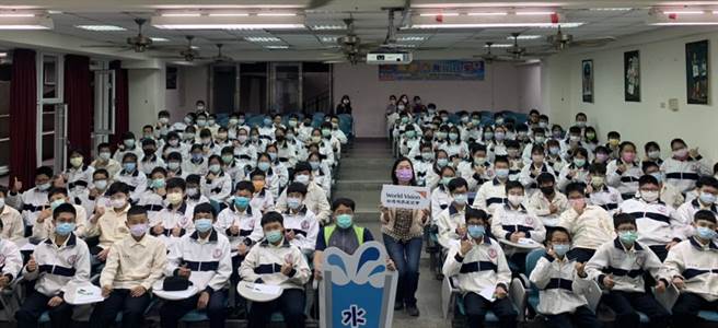 线西国中响应世界水资源日省饮料钱，投入扑满，希望号召更多人正式缺水议题，也希望非洲孩子有水喝。（世界展望会提供／吴敏菁彰化传真）
