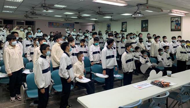 线西国中响应世界水资源日省饮料钱，投入扑满，希望号召更多人正式缺水议题，也希望非洲孩子有水喝。（世界展望会提供／吴敏菁彰化传真）