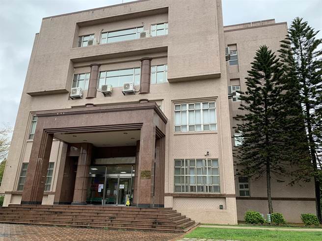 法官周靜妮目前任職苗栗地院少年及家事法庭。（何冠嫻攝）