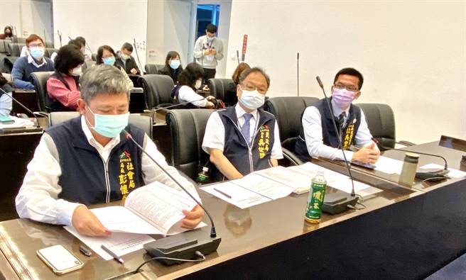 台中市议员22日提案建议市府成立新住民事务科，社会局长彭怀真（左）表示，市府跨局处投入服务关怀。（卢金足摄）