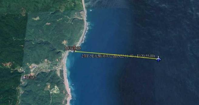 台東2架F5-E戰機因不明原因發生擦撞，2飛官跳傘求生，目前潘穎諄上尉仍在搜尋中。（圖／翻攝畫面）