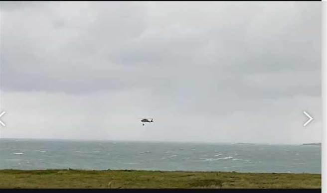 直升機在屏東海域搜救跳傘逃生的2架F-5E戰鬥機飛官。（圖／警方提供）