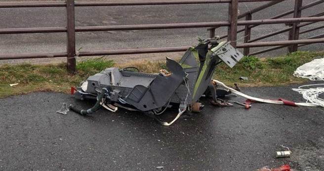 飛官傘具與座椅。（圖／警方提供）