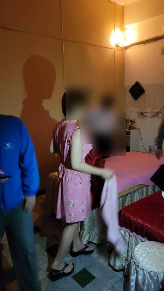 警方在东区查获色情按摩店，逮获含女老板在内的3名女服务生，1名男嫖客共4人。（读者提供／程炳璋台南传真）