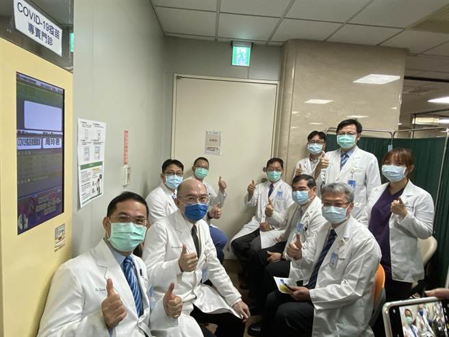 首批AZ COVID19疫苗22日开打，中山附医由院长蔡明哲带头接种，首发团成员，不是院长、副院长就是校长和科主任。（冯惠宜摄）
