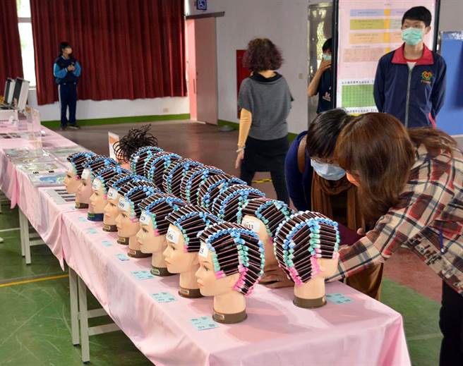 屏东县国民中学学生技艺竞赛22日举办颁奖典礼及作品成果展，今年全县共有40所国中、1128名学生参加。（潘建志摄）