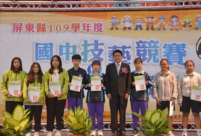 屏东县国民中学学生技艺竞赛22日举办颁奖典礼及作品成果展，今年全县共有40所国中、1128名学生参加。（潘建志摄）