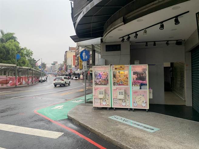 中坜观光夜市和新明国小仅一墙之隔，夹娃娃机业者因违反《桃园市自助选物贩卖事业管理自治条例》挨罚喊冤。（蔡依珍摄）