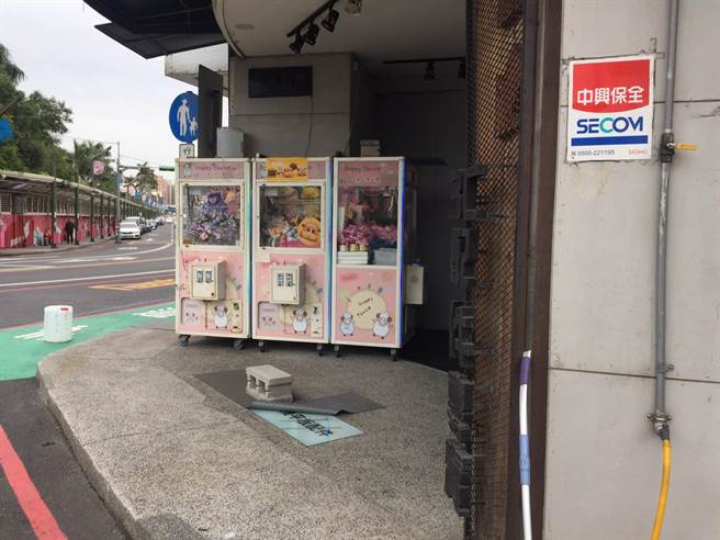 中坜观光夜市和新明国小仅一墙之隔，夹娃娃机业者因违反《桃园市自助选物贩卖事业管理自治条例》挨罚喊冤。（蔡依珍摄）