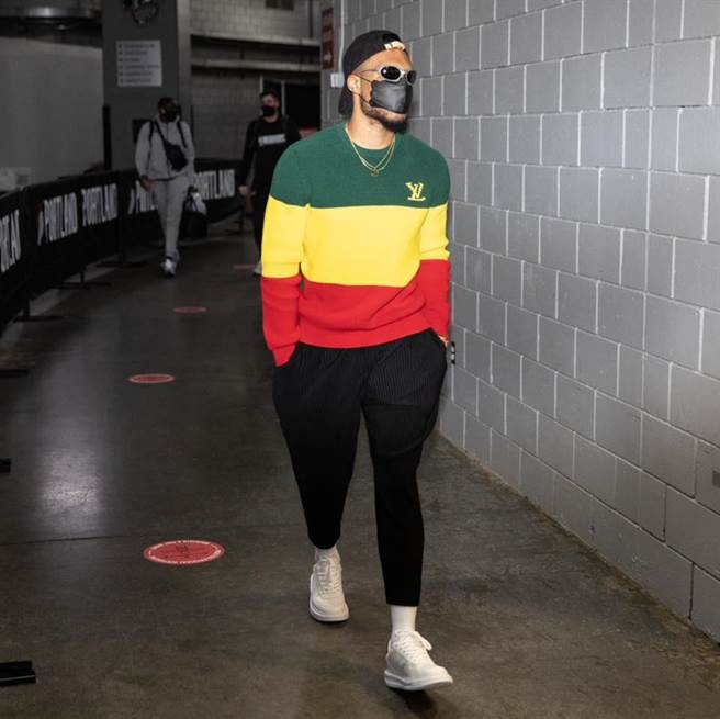 OAKLEY近期与NBA球星利拉德合作，推出北美限定发售款。（翻摄自利拉德脸书粉丝专页）