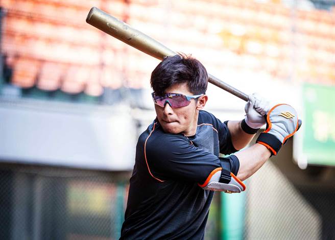 职棒球星陈杰宪表示好的运动眼镜可以帮助守备时，更清晰地看见球的动向。（720armour运动眼镜提供）。
