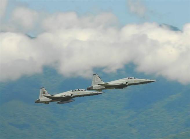 F-5战机为何擦撞坠海？前空军中将爆可能原因。(图/本报资料照)