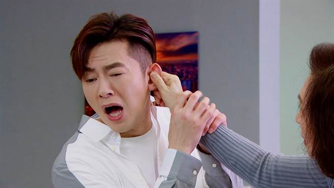 李国毅剧中常被妈妈拧耳朵。（三立提供）