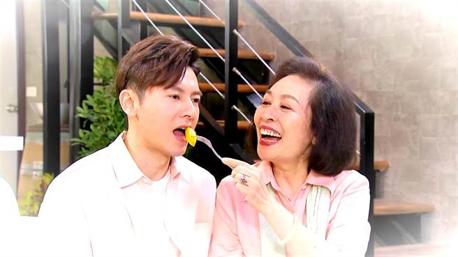 李国毅与剧中妈妈丁也恬互动逗趣。（三立提供）
