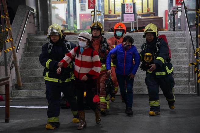 新北市消防局与中和区公所今（22日）上午10时许，于中和区纳骨堂一同举办2021年清明期间灾害抢救示范实兵演练。（第七大队提供）