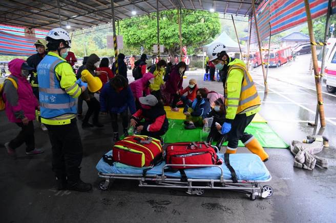 新北市消防局与中和区公所今（22日）上午10时许，于中和区纳骨堂一同举办2021年清明期间灾害抢救示范实兵演练。（第七大队提供）