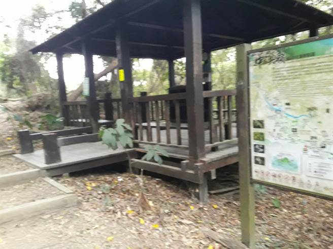 清水岩生态文创产业协会总干事陈庆福表示，今天下午3点获报，有山友在中央领的福乐亭，发现一头水路被陷阱困住，钢索繫在木头上，水鹿越挣扎反而困得越紧，都渗出血来。（民眾提供／吴建辉彰化传真）