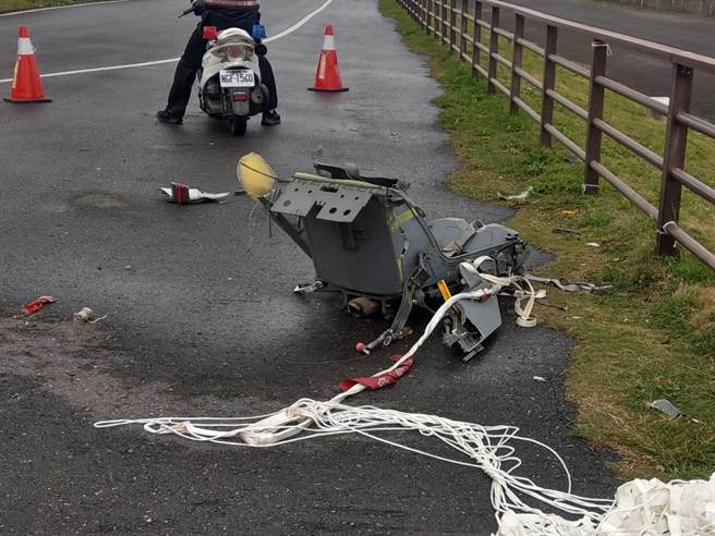 空軍2架F-5E戰鬥機22日訓練失事，因擦撞意外墜落屏東旭海漁港外海，當時傳出2飛官疑跳傘求生，也有居民疑似目擊到，但事發1小時後僅尋獲1具傘具連坐椅。（民眾提供／謝佳潾屏東傳真）