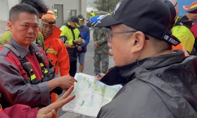 空軍2架F-5E戰鬥機22日訓練失事，因擦撞意外墜落屏東旭海漁港外海，國搜中心出動海陸空積極搜救。（民眾提供／謝佳潾屏東傳真）