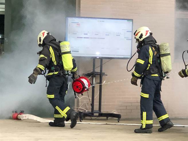 桃园市中路消防分队，22日在高林公司举办「工厂火警事故抢救演练」。(消防局提供／蔡依珍桃园传真)