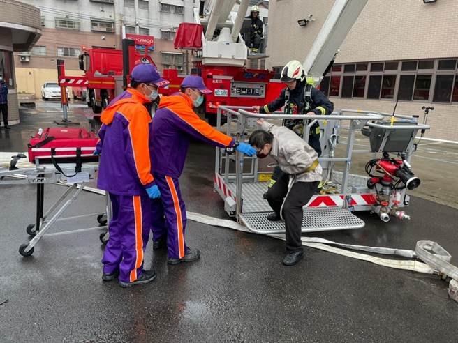 桃园市中路消防分队，22日在高林公司举办「工厂火警事故抢救演练」。(消防局提供／蔡依珍桃园传真)