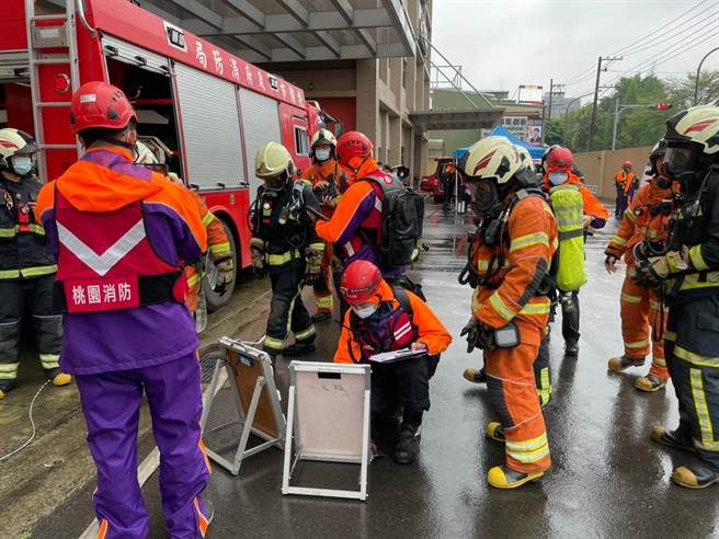 桃园市中路消防分队，22日在高林公司举办「工厂火警事故抢救演练」。(消防局提供／蔡依珍桃园传真)
