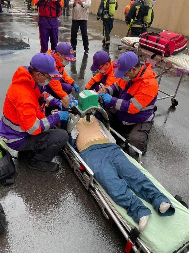 桃园市中路消防分队，22日在高林公司举办「工厂火警事故抢救演练」。(消防局提供／蔡依珍桃园传真)