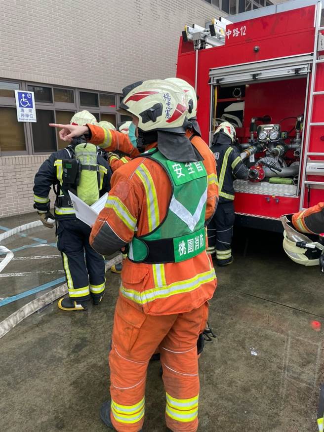 桃园市中路消防分队，22日在高林公司举办「工厂火警事故抢救演练」。(消防局提供／蔡依珍桃园传真)