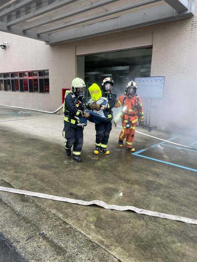 桃园市中路消防分队，22日在高林公司举办「工厂火警事故抢救演练」。(消防局提供／蔡依珍桃园传真)