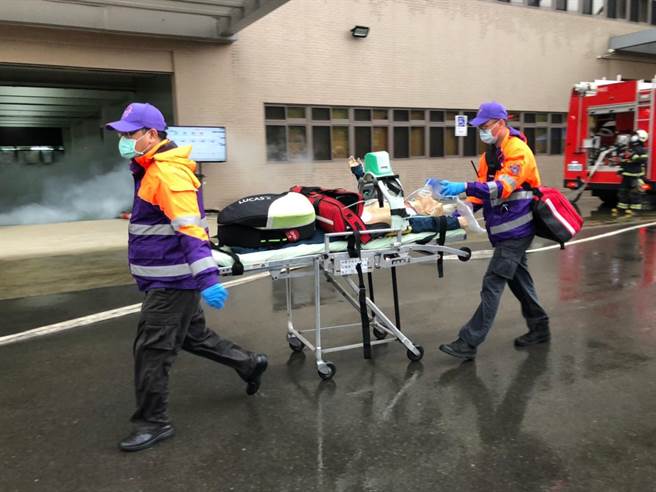 桃园市中路消防分队，22日在高林公司举办「工厂火警事故抢救演练」。(消防局提供／蔡依珍桃园传真)