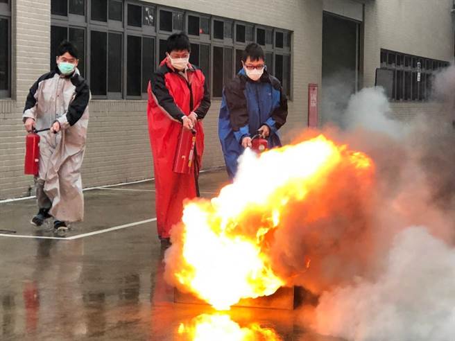 桃园市中路消防分队，22日在高林公司举办「工厂火警事故抢救演练」。(消防局提供／蔡依珍桃园传真)