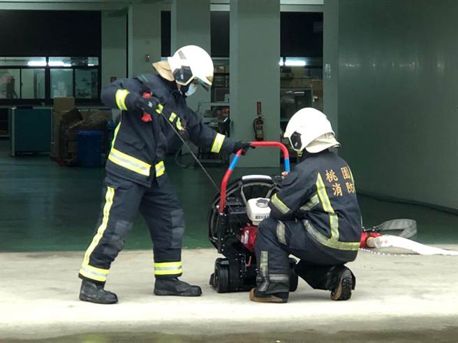 桃园市中路消防分队，22日在高林公司举办「工厂火警事故抢救演练」。(消防局提供／蔡依珍桃园传真)