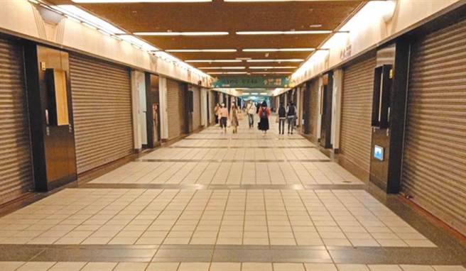 台北市东区逐渐走向没落，逛街人潮不再。（图为捷运地下街。资料照）