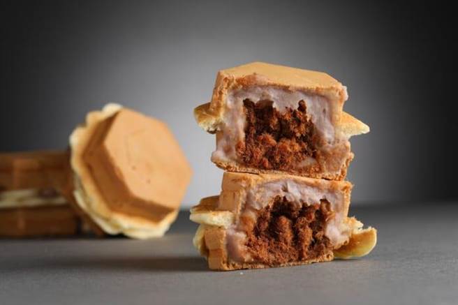 必可蜜台北限定「大甲芋头肉松烧」，每颗60元。（微风提供）