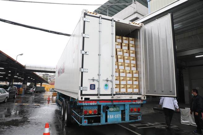 34公噸飽滿光亮的茂谷柑裝入2貨櫃，近日將外銷至馬來西亞。（陳淑娥攝）