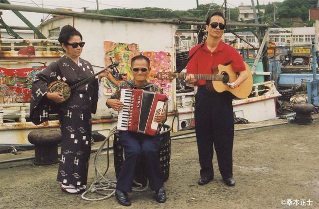 1998年拍攝的《夢幻琉球》在台灣取景，由今年過世的沖繩國寶級民謠歌手大城美佐子主演，邀請金門王、李炳輝客串演出。(台灣國際紀錄片影展提供)