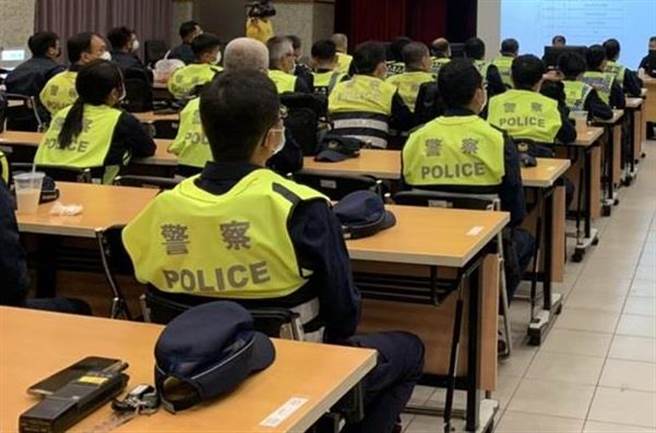 高雄巿警察。（警方提供／曹明正高雄傳真）
