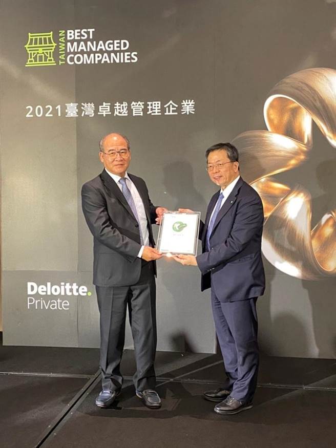 益张实业荣获勤业眾信第一届「卓越管理企业」奖项，益张董事长陈新约(左)，亲自领奖，并与勤业眾信总裁赖冠仲，合影留念。（图／益张提供）